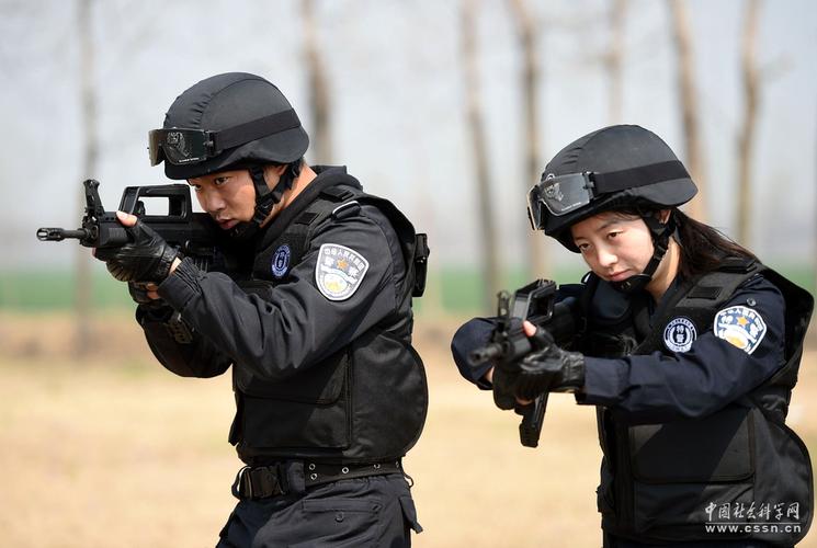 中国特警vs外国特警的枪法