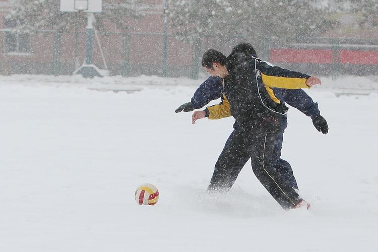 山西足球直播下雪的相关图片