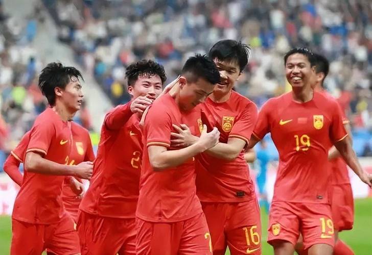 新疆足球vs中国男足的相关图片