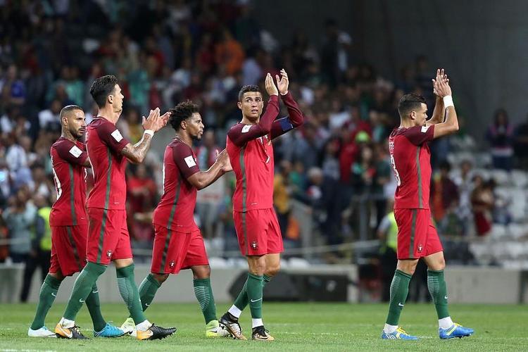 葡萄牙vs瑞士发球的相关图片